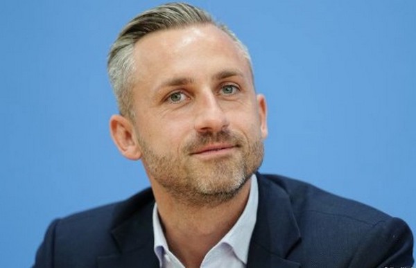 У Німеччині засудили лідера АдН за натяки на застосування зброї проти мігрантів